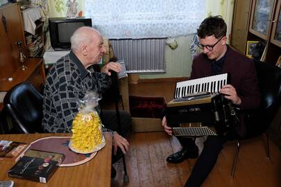 Buvęs Kauno valstybinio muzikinio teatro artistąs ir Martynas Levickis (dešinėje)