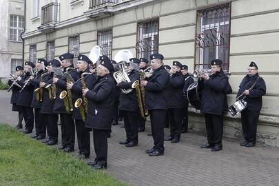 Palaikymas: birželio 1-ąją Klaipėdos vaikų ligoninės darbuotojai visuomet suranda kuo pradžiuginti mažuosius pacientus, šįkart po ligoninės langais koncertavo Karinių jūrų pajėgų orkestras.