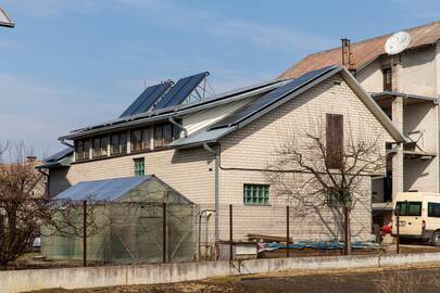 Skundas: įsirengus ant stogo saulės elektrinę, ESO paskaičiavo kosminę kainą už jos prijungimą prie tinklų.