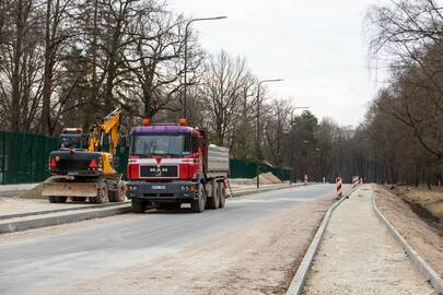 Darbai: Radvilėnų plente jau paklotas asfaltas, bet kelininkams liko įrengti šaligatvius.