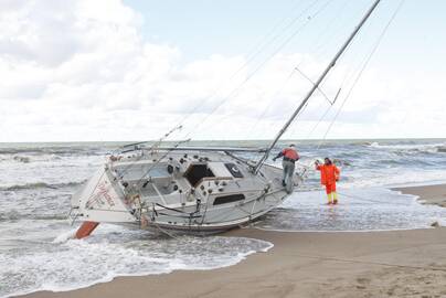 S.Kudzevičiaus regata, kai du jachtos "Defiance" įgulos nariai pradingo milžiniškose bangose, o dar viena buriuotoja mirė ligoninėje.