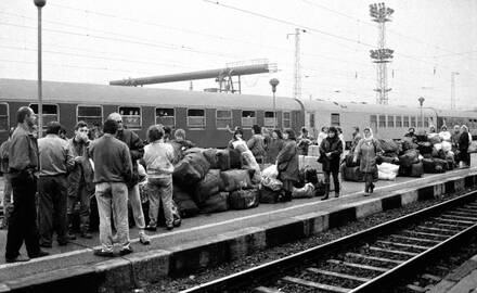 Iššūkiai: pirmosios verslininkų kelionės į Stambulą. Pleveno (Bulgarija) stotyje laukia traukinio į Vilnių. 1988 m.