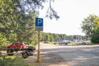 Suklaidino: ženklai nurodo, kad stovėjimas aikštelėje yra mokamas.