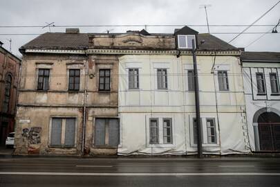 Slepia: Šv. Gertrūdos g. nenaudojamą pastatą bandoma pridengti tentais.