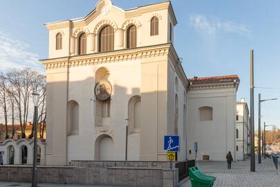 Žymės: atnaujinant fasadą atidengtas dominikonų bažnyčios tinkas, o iškapotas jis buvo įrengiant cerkvę, kad storas naujo tinko sluoksnis sukibtų.