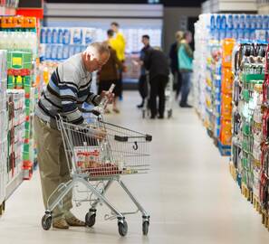 Konkurencija: pas mus jau veikia užsienietiško kapitalo parduotuvės "Lidl", "Iki", "Rimi", o kainos jose kartais didesnės nei grynai lietuviško verslo.