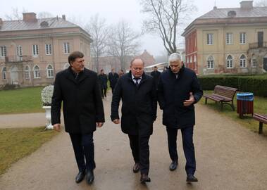 Bendradarbiavimas: vizitas aptartas ir diskutuota Raudondvario dvaro pilyje. Iš dešinės: Klaipėdos rajono meras B.Markauskas, Kauno rajono meras V.Makūnas ir jo pavaduotojas Antanas Nesteckis.