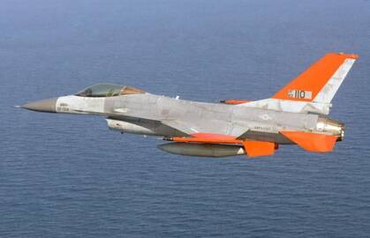 QF-16 skrydis be piloto