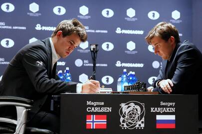 Magnusas Carlsenas ir Sergejus Karjakinas.