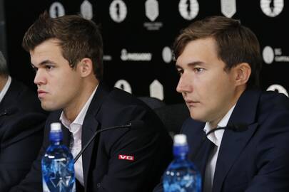 Magnusas Carlsenas ir Sergejus Karjakinas.