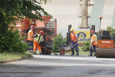 Nepatogumai: duobes lopantiems darbininkams pastarosiomis dienomis tenka kęsti svilinantį karštį.