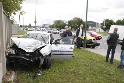 Smūgis: šioje vietoje taksi automobilis mėgino prašokti keturias eismo juostas ir trenkėsi į apsaugininkų automobilį, jį priplodamas prie betoninės tvoros.