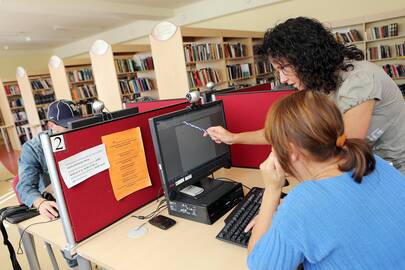 Galimybės: bibliotekoje siekiama sudaryti puikias sąlygas mokytis, bendrauti, nemokamai naudotis visomis informavimo priemonėmis ir gausiais informacijos ištekliais.