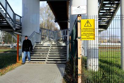 Veiksmai: geležinkelininkai neketina nukabinti įspėjamųjų plakatų.