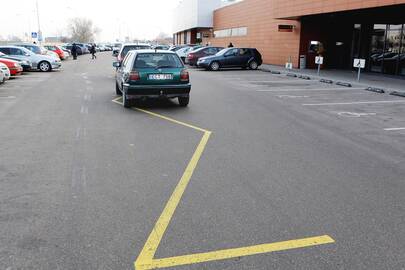 Situacija: vairuotojai nevengia palikti automobilių neleistinose vietose.