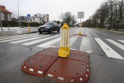 Išvežė: pirmadienį po pietų automobilio suniokotas ženklas pėsčiųjų salelėje jau buvo pašalintas.