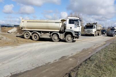 Problema: sunkiasvoris transportas priteršė Dubysos gatvę.