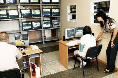 Stebėtojai: Klaipėdoje neįgalieji dirba prie vaizdo stebėjimo kamerų monitorių.