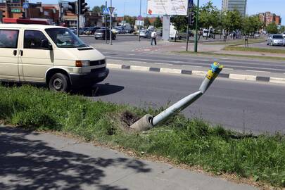 Planai: avarijos metu nulenkta atrama Dubysos gatvėje bus suremontuota artimiausiu metu.