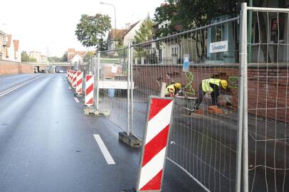 Herkaus Manto gatvėje vėl prasidėjo raudonų plytų tvoros remontas.