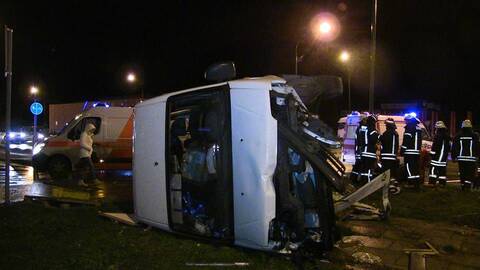 Avarijoje taranuotame autobusiuke įstrigo sužalotas keleivis.