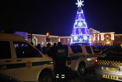 Trauka: per Naujųjų sutiktuves Teatro aikštėje paprastai būna daug žmonių, tad tvarką užtikrina policijos pareigūnai.