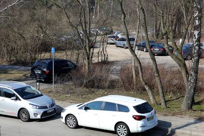 Atšilus orams vis daugiau klaipėdiečių įvažiuoja į parką savomis mašinomis.