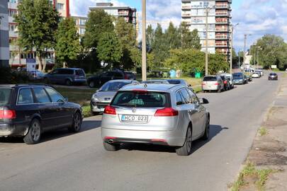 rautas: Panevėžio gatvėje vakarais paliekama daug mašinų.