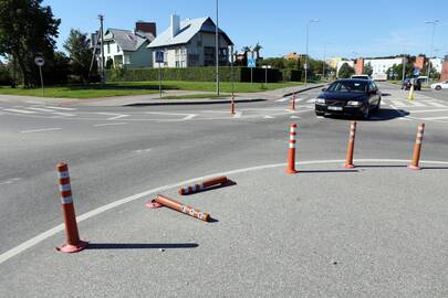 Neapdairumas: kai kuriems vairuotojams žiedinę sankryžą Kretingos ir Klaipėdos gatvių sankirtoje žymintys stulpeliai tampa kliūtimi, todėl neretai būna nuverčiami.