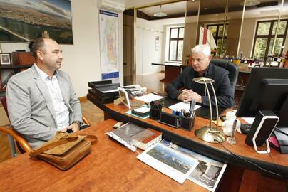 Klaipėdos meras V.Grubliauskas su Kūno kultūros ir rekreacijos centro direktoriumi M.Junoku aptarė šiuo metu atliekamus bei laukiančius darbus.