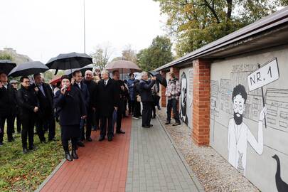 Iniciatyva: bendruomenę suvienijęs projektas nepaliko abejingų – "pašventinti" sienos skubėjo gausus būrys šilutiškių.