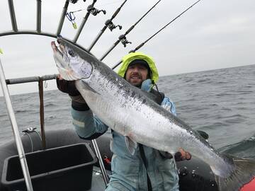 Gigantė: šią 14,9 kg svorio lašišą vadinamojoje inkarinėje pagavęs M.Riauka neslėpė džiaugsmo.