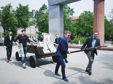 Sujudimas: protestuotojai su plakatais rankose išreiškė nepasitenkinimą didele mokesčių našta.