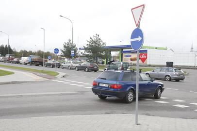 Paradoksas: nors kelio ženklai reikalauja išvažiuojant iš prekybos centro aikštelės sukti tik į dešinę, daugelis vairuotojų važiuoja į kairę.