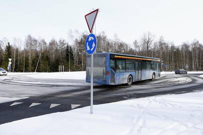 Ypatumai: baimindamiesi pirmojoje žiedinės sankryžos juostoje suplėšyti padangas autobusų vairuotojai važiuoja tiesiai į antrąją juostą, nepaisydami eismo taisyklių reikalavimų.