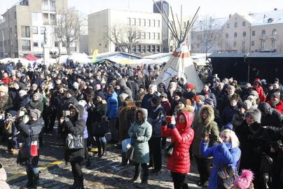 Veiksmas: į senamiestį žmones vilios tranki muzika ir prekybininkai.