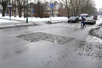 Netvarka: vairuotojai skundėsi, kad jau porą mėnesių nesugebama civilizuotai "užlopyti" Debreceno gatvėje įgriuvusio asfalto.