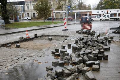 Ypatybės: akmenimis grįstose gatvėse atsiradusius nelygumus tvarkyti nėra paprasta.