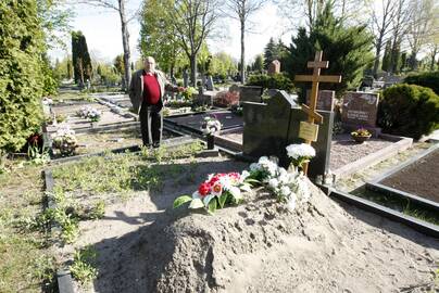 Išvados: aiškinantis, kaip galėjo atsitikti, kad be kitų artimųjų leidimo giminės kape buvo palaidotas svetimas žmogus, po savivaldybės tyrimo kaltų nerasta.