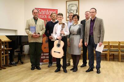 Laureatas: praėjusių metų konkurso „Cantabile“ nugalėtojas Augustas Poškus su konkurso komisija bei rėmėjais.