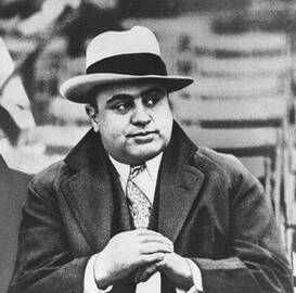 1947 m. vasario 25 d., sulaukęs 48-erių metų amžiaus, mirė žymiausias Čikagos gangsteris Al Capone (Alas Kaponė).