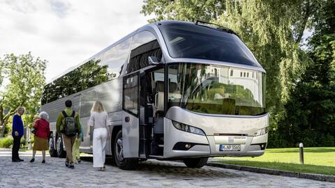 Pažįstamas: naujos kartos "Neoplan Cityliner Platin" dizaino kai kurie akcentai – tradiciniai.