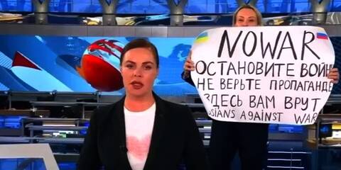 Protestas: Rusijos pagrindinio kanalo redaktorė M.Ovsyannikova (dešinėje) tiesioginės transliacijos metu išreiškė antikarinę poziciją.