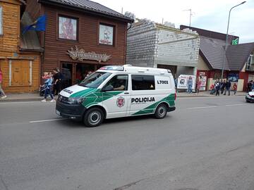 Išaiškino: tarnybinį policijos autobusiuką sudaužę chuliganai netrukus buvo surasti.