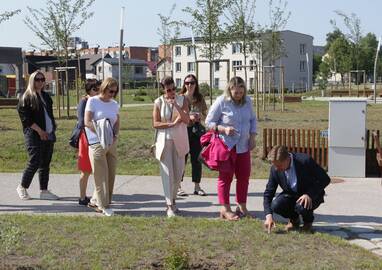 Patikrino: prieš pasirašant darbų užbaigimo aktą, Klaipėdos savivaldybės specialistų ir vadovų komanda apžiūrėjo Sakurų parką.