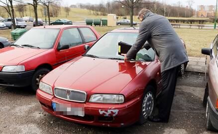 Skaičiai: šiais metais Kontrolės ir prevencijos poskyrio darbuotojai pasirūpino, kad iš viešų erdvių būtų išgabenti 25 apleisti automobiliai, kuriuos pamiršo savininkai.