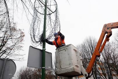 Procesas: uostamiestyje jau startavo gatvių puošimas didžiausioms metų šventėms.