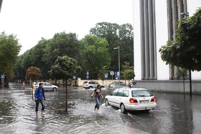 Pavakare Kauną pradėjo merkti  lietus 