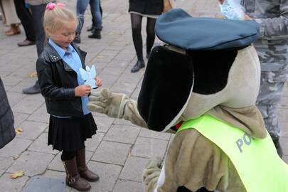 Pažymėdami Policijos dieną studentai ir policininkai kauniečiams dalijo angelus.