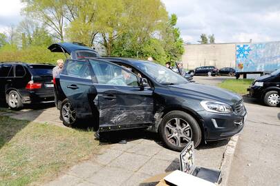 Pėdsakai: ant "Volvo XC60" durelių likę nubrozdinimai liudijo, kad užpuolikai taranavo šią mašiną.